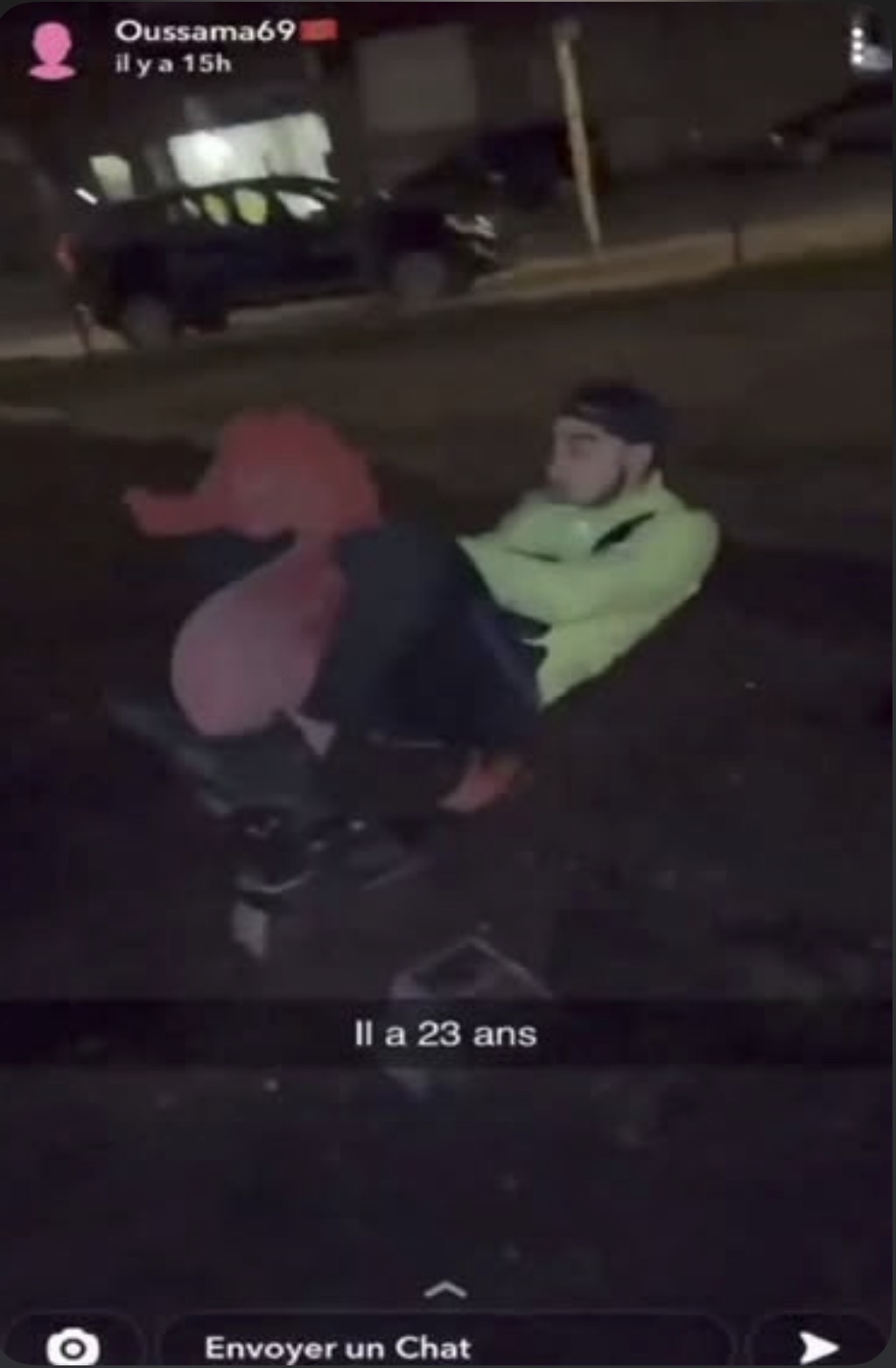 un homme sur un animal à ressort, avec le texte snapchat il a 23 ans écrit dessus